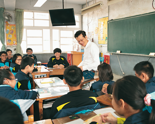 【翻轉偏鄉】典範教師楊志朗：流行歌做誘餌 哼唱中學修辭