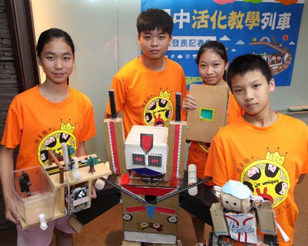國中創客　創作加油機器人