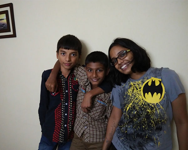13歲印度男孩在家授課，幫同學跟上進度