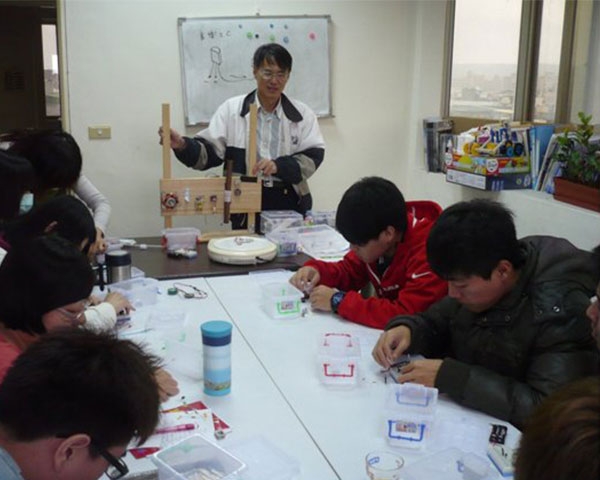 棄教職跑回收場　瘋狂教具發明家盼翻轉教育現場