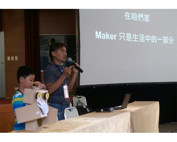 ▲新北市積穗國小曾俊夫老師以最直接的親子陪伴，陪兒子用科技解決生活中的問題。程遠茜攝