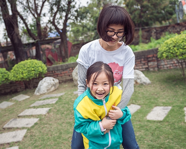 巫家蕙回顧兩年前的自己，不知道人生的意義在哪裡，也不會當老師。從成大法律系跨足教育界的她，因加入「為台灣而教」的兩年時光，她學會了怎麼去愛孩子，更找到自己愛台灣的方式。圖片來源：TFT提供