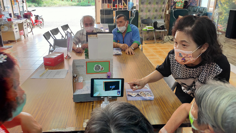 2022年5月，張淑女透過替代式實境科技，於社區長照據點實施健康教育課程。