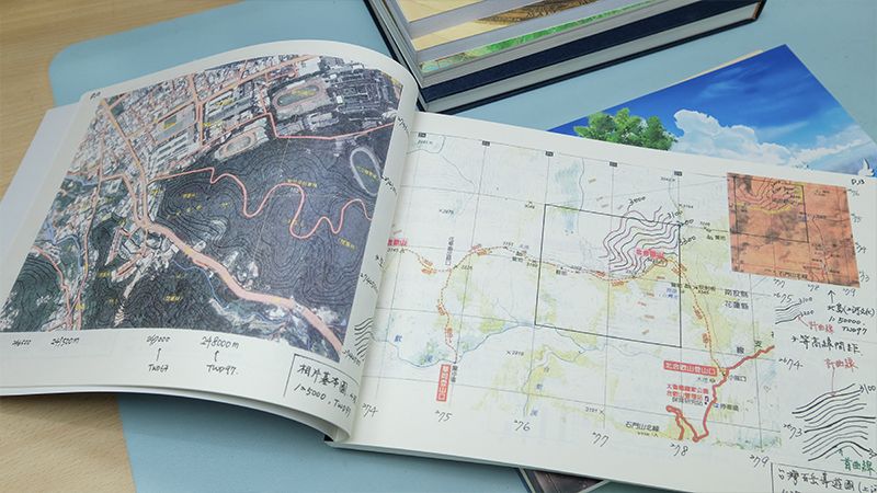 洪敏勝將跨國、高中的地理知識整合，搭配精美的手繪地圖與心智圖解，首創六年一貫的地理教材。楊換世攝