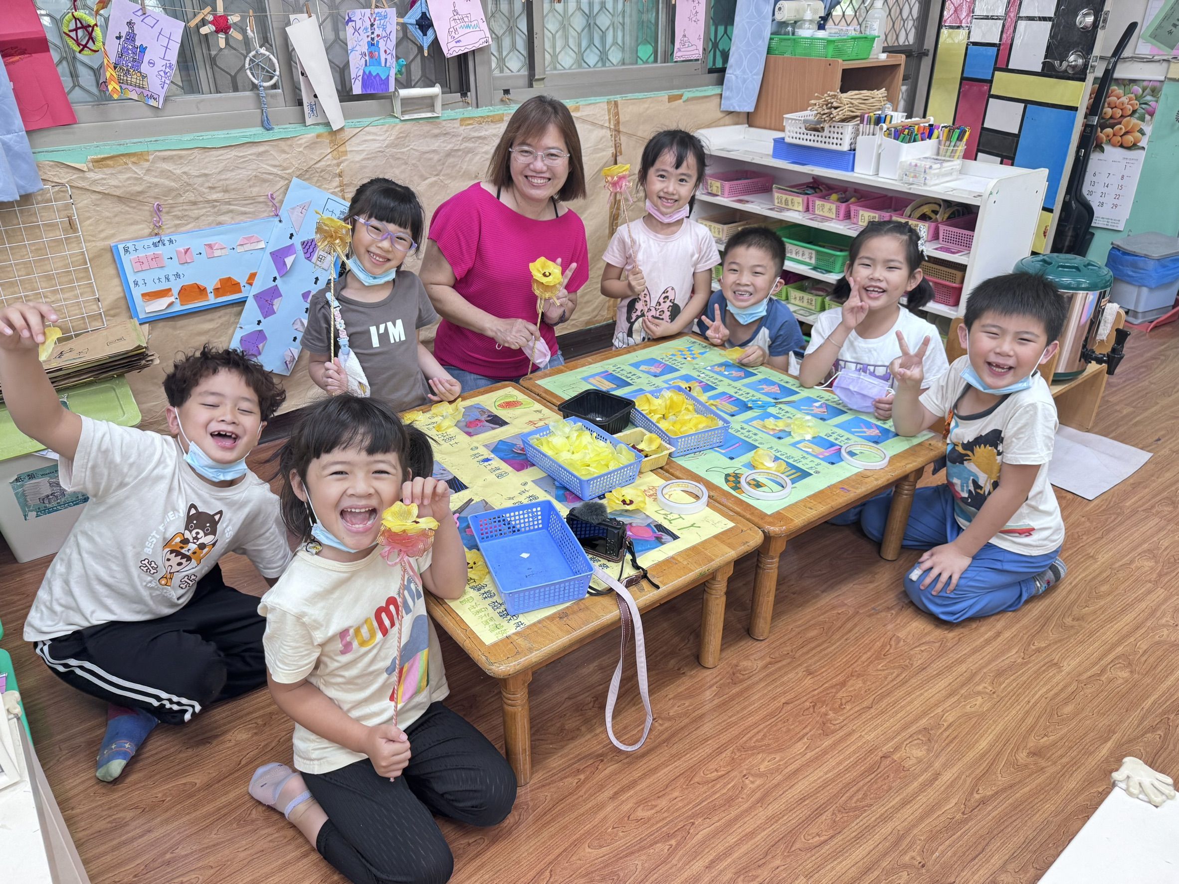 黃懷慧(右五)與喜樹幼兒園的孩子開心互動。