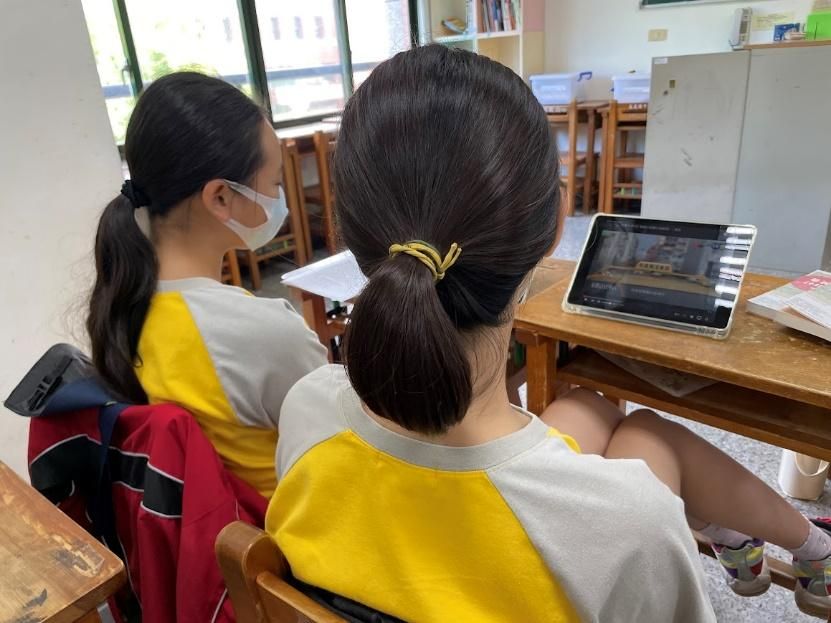 生生用平板的教育政策下,學生用平板追劇做專題十分方便