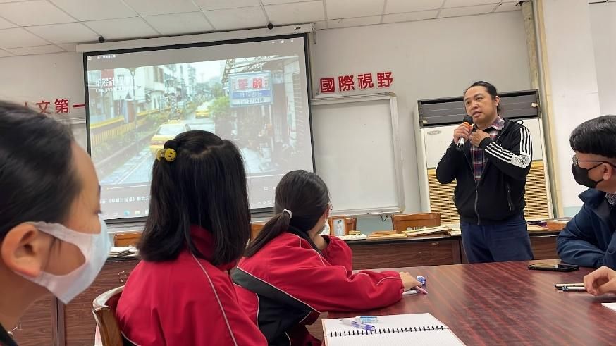 作者陳俊文在〈走讀計程車史〉專題講座上,妙語如珠,如數家珍地講述計程車與司機們的趣事