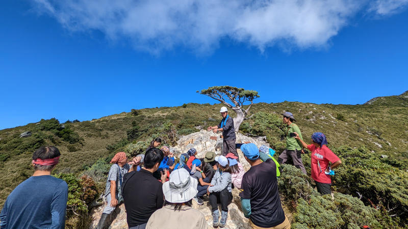 永安國小帶學生挑戰向陽山，由屏科大教授說明圈護工作重點及注意事項。
