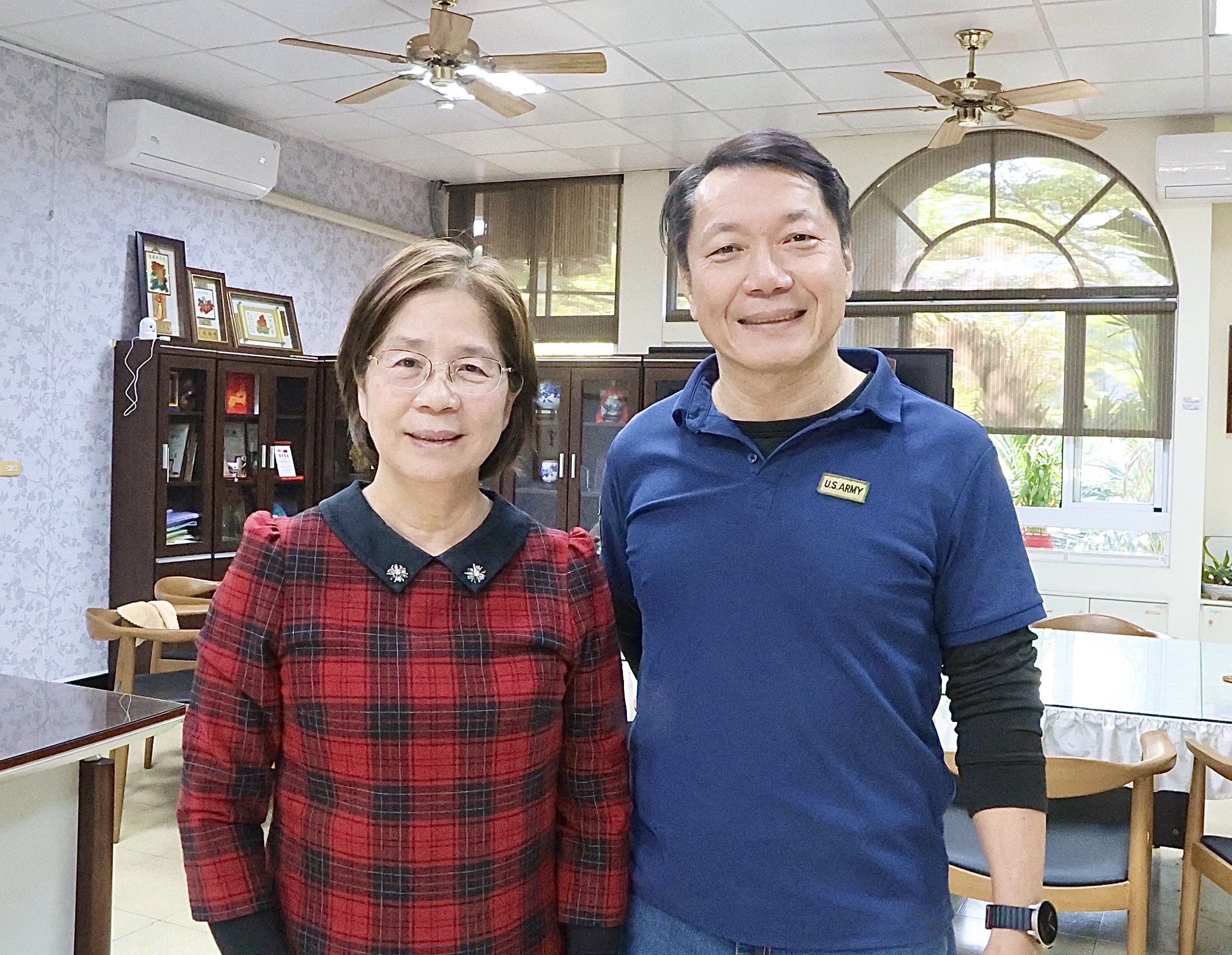 王永志老師與文府國小校長黃意華合影。
