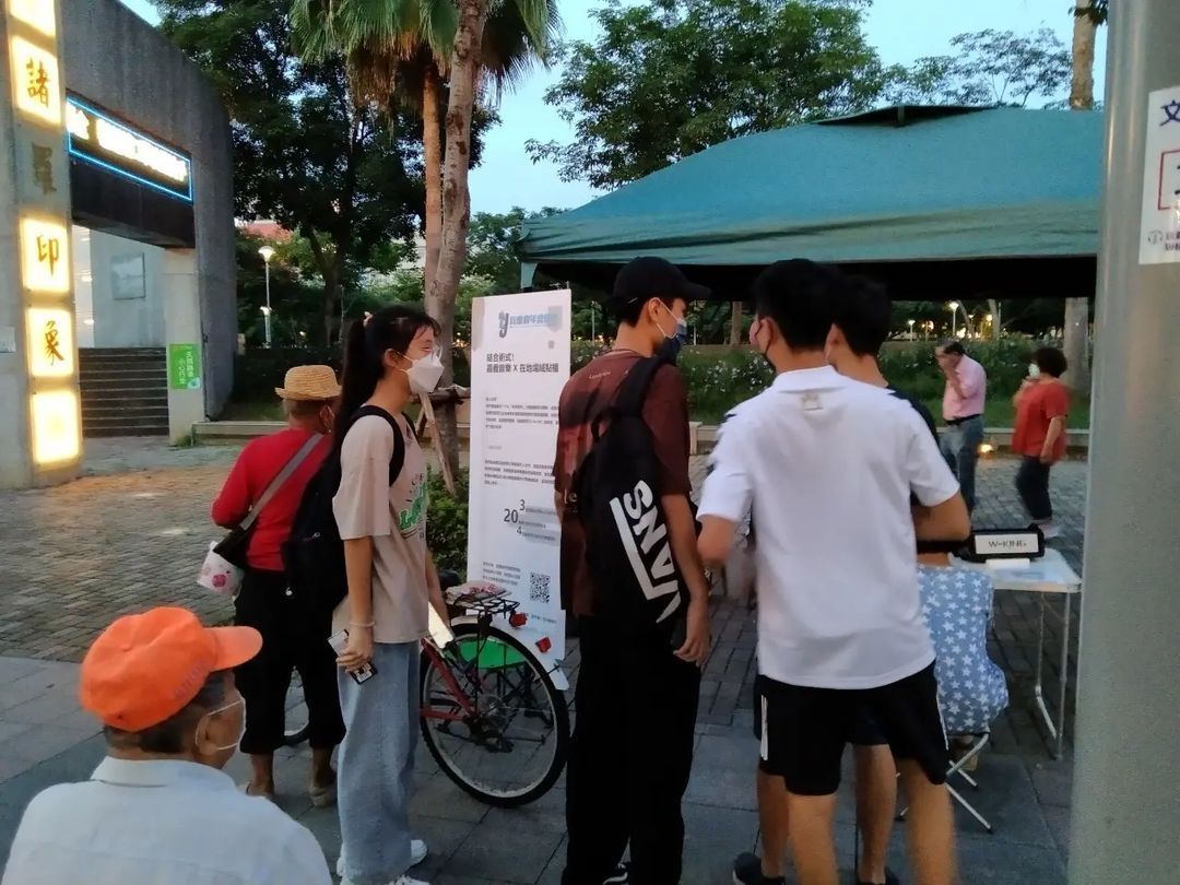 DoReMi 團隊在嘉義文化公園擺攤，努力推廣音樂給市民。圖片提供：嘉義市智慧科技處