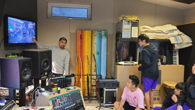 都蘭國中因地利之便，配合當地音樂祭成立錄音工程社團，學習相關技術。
