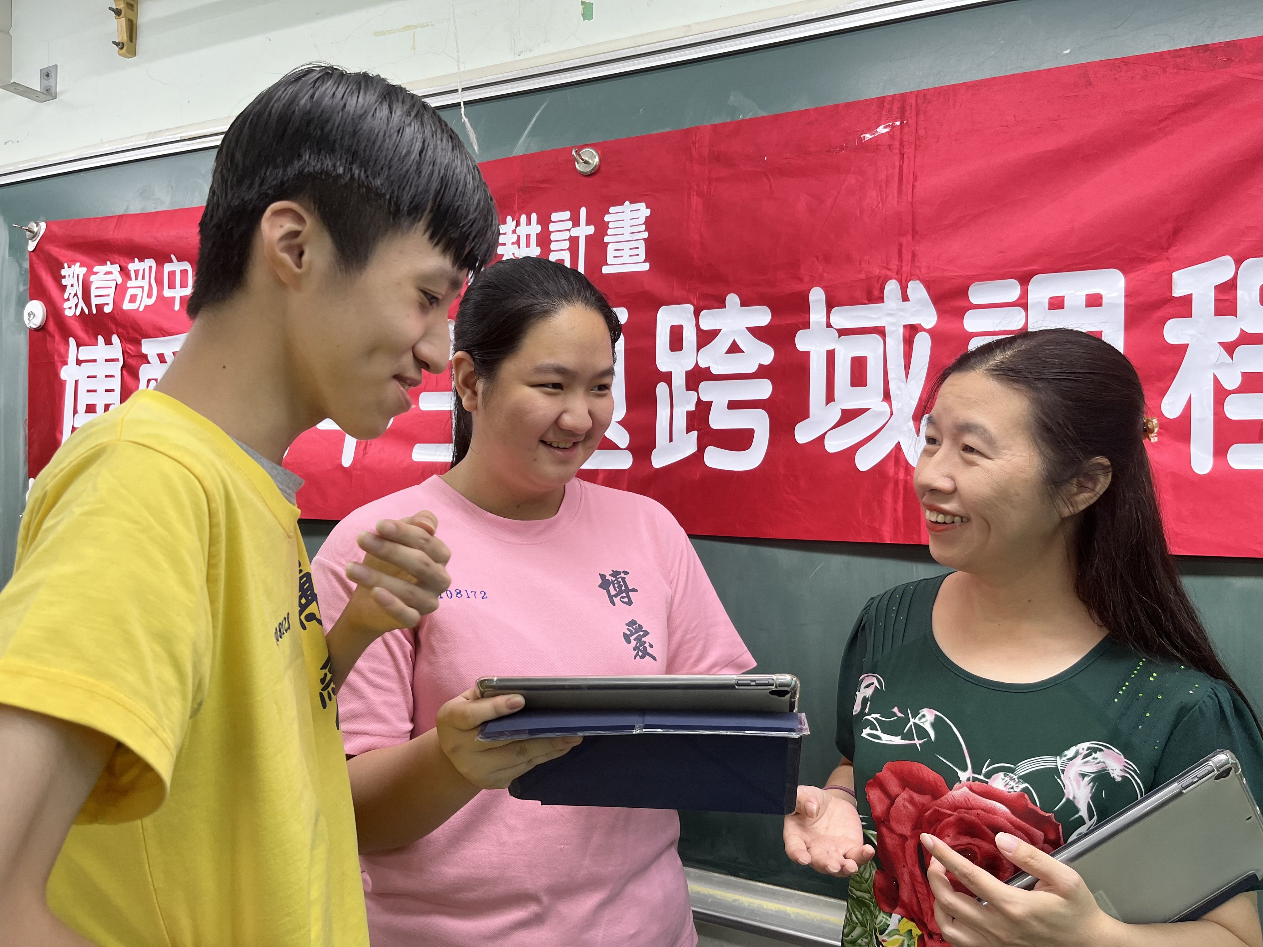 劉文育老師（右一）與學生互動討論。
