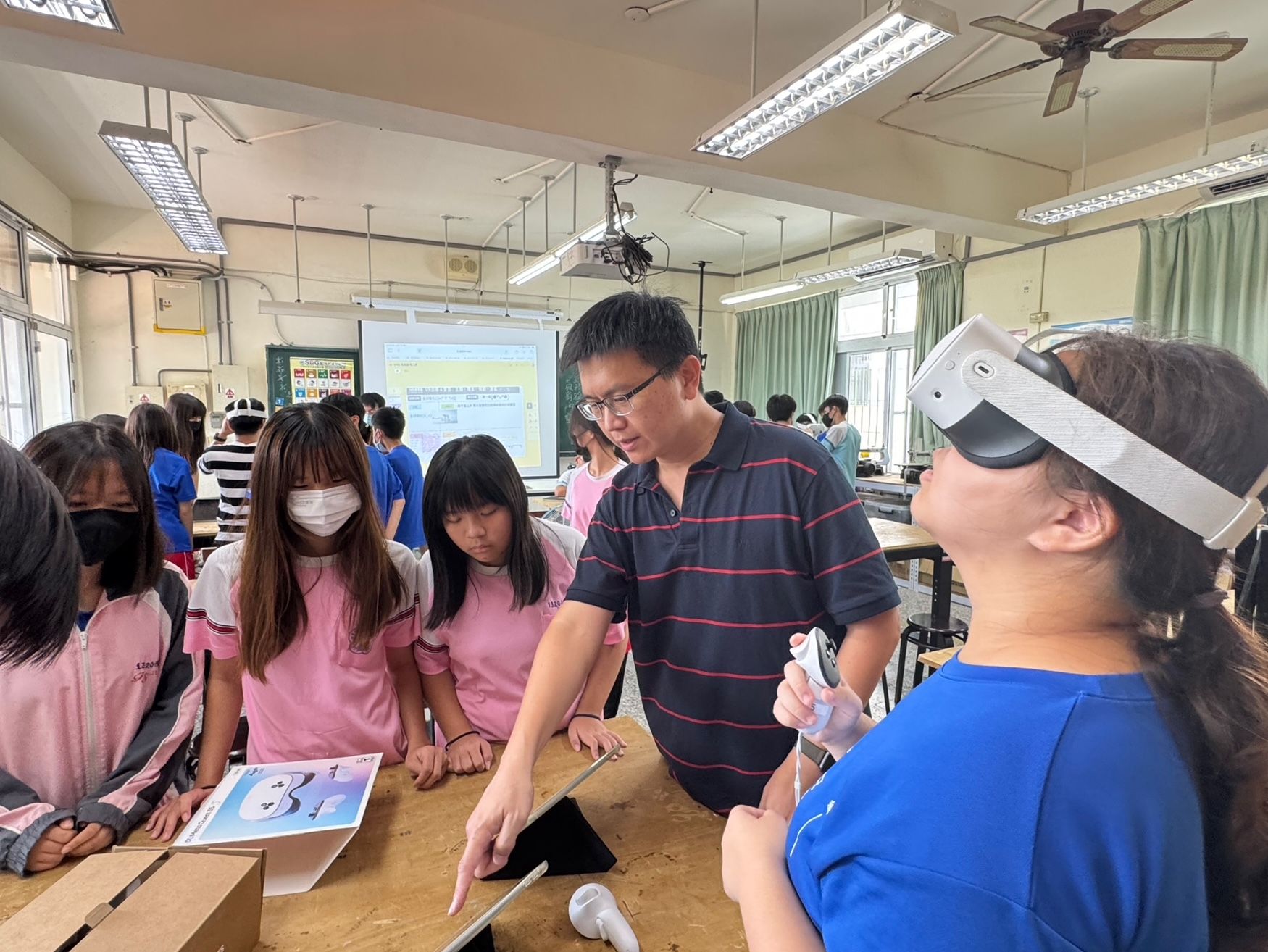 方冠中(右二)結合時代脈動,培養學生在生活科技領域的知能。