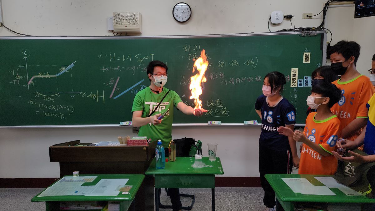 課堂中帶入趣味實驗「火雲掌」。