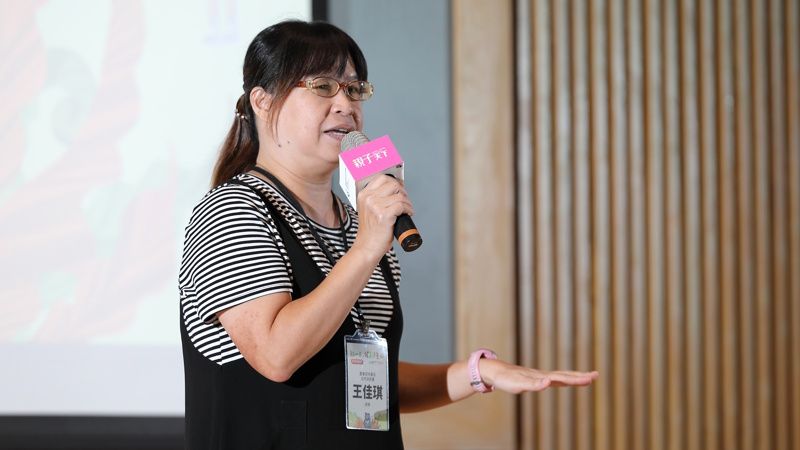 農業部林業及自然保育署視察王佳琪與現場觀眾分享，黑熊保育政策與人熊和諧共處觀念。