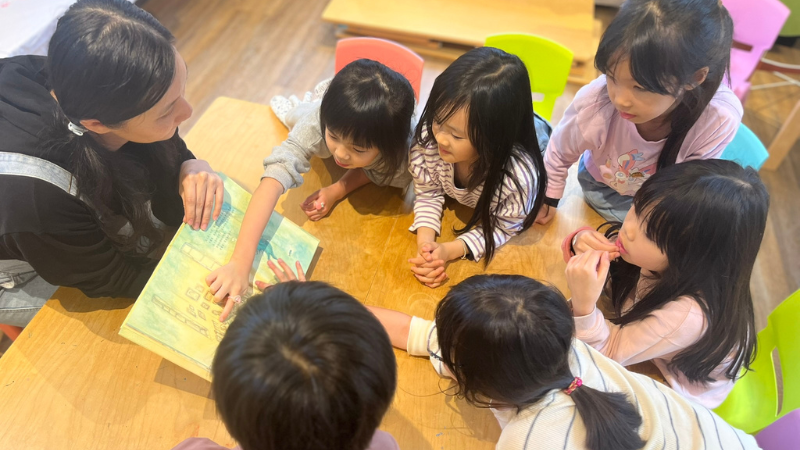 孩子開始連結「我的意圖（好意）」與「我的行為後果（麻煩）」。即使那份想幫忙的心情是珍貴的，但需要被放在正確的位置。