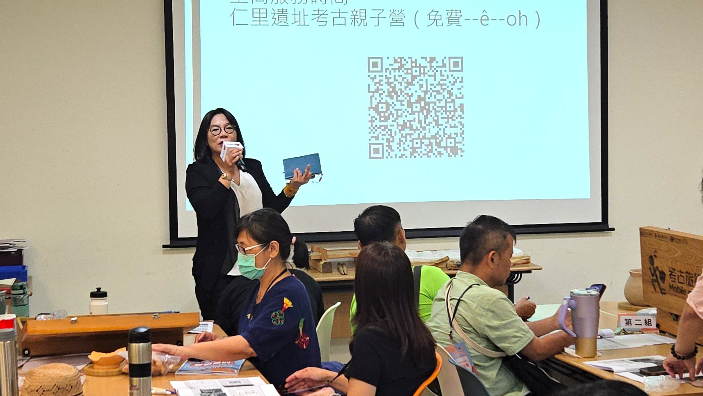 新北市立十三行博物館館長羅珮瑄歡迎學員參與工作坊。