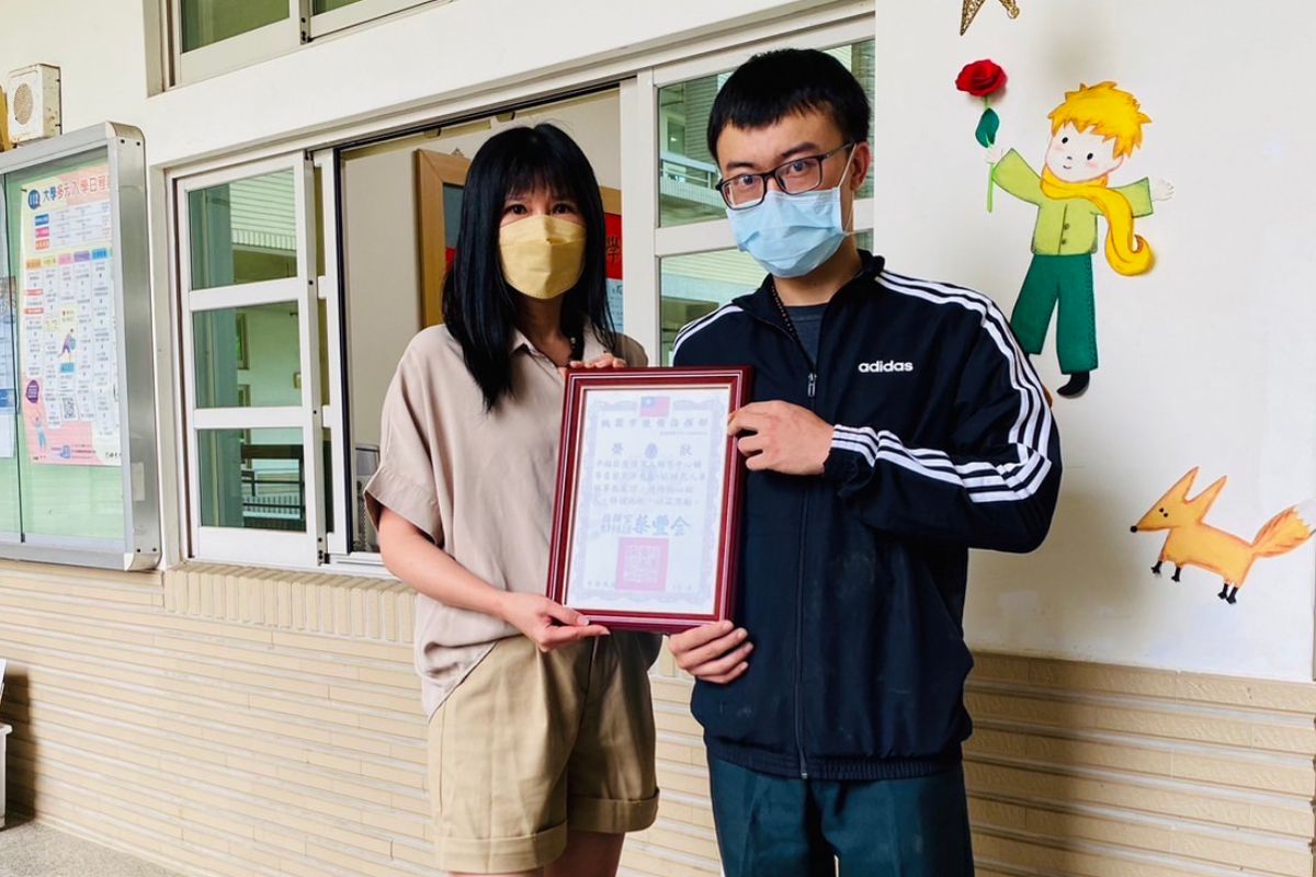 阿威(右)在黃儀婷老師的關照下,開啟了光明人生,他一直希望老師把他的故事寫出來,以鼓勵像他一樣的學生。