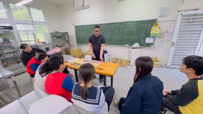 M'loma餐廳主廚指導學生如何利用在地食材，推出特色餐點。