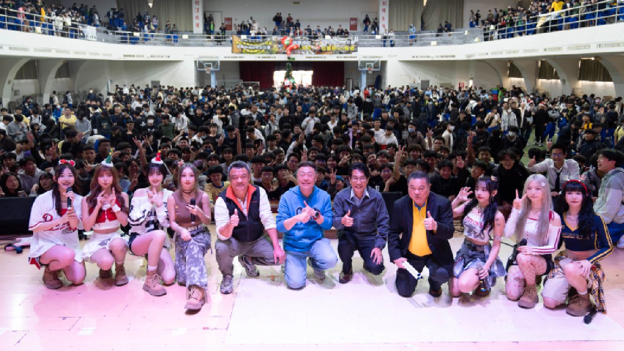 學校的各種競賽、活動都能看到黃耀寬的身影，上圖為學校棒球隊參加黑豹旗賽事，下圖為學校耶誕音樂會表演。黃耀寬提供