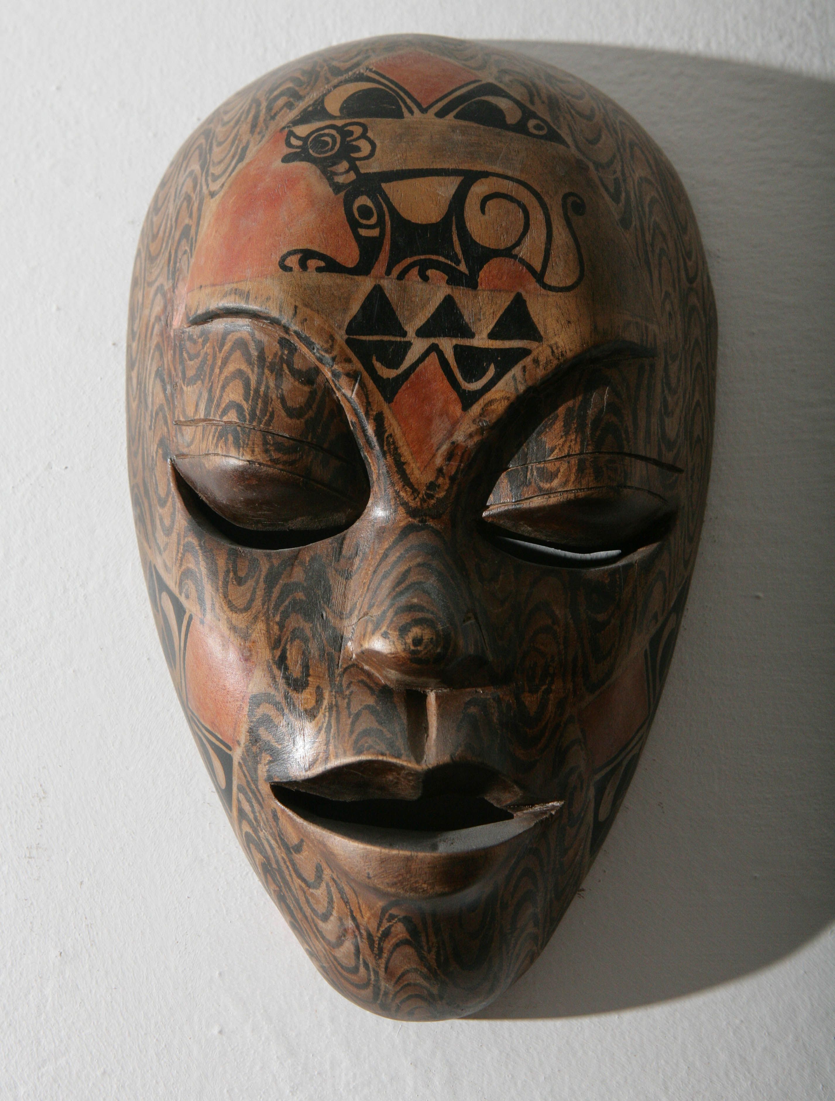 表演課老師從非洲藝品店買的木頭面具。林殊宇提供