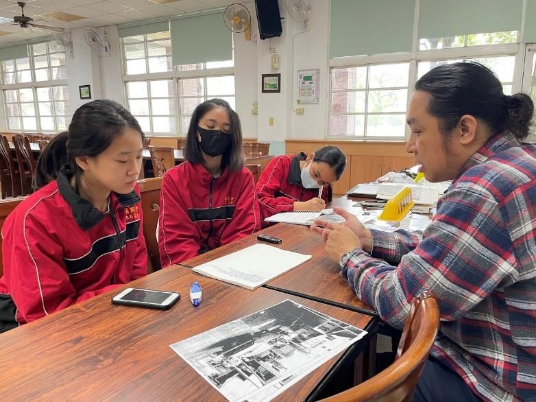 學生準備不少問題,親自訪問作者