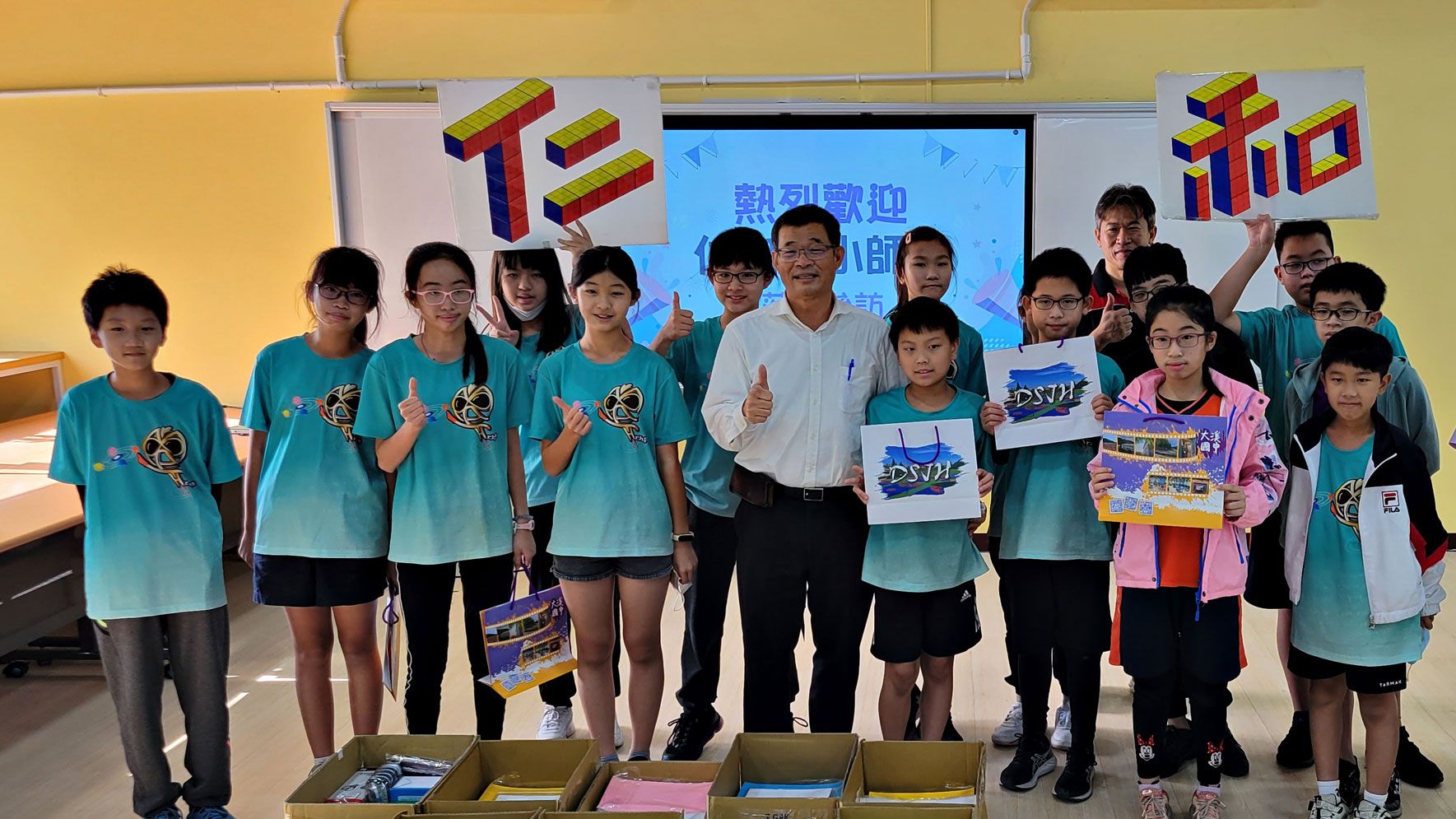 蕭富陽校長帶領學生參加自造中心機器人課程的活動。
