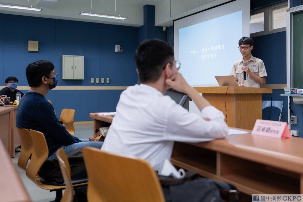 建中人社班學生除了要兼顧高中課業,也要完成一份獨立研究。每位指導老師也要在一年內指導3至4名人社班學生,對師生來說都是考驗。建中攝影CKPC提供
