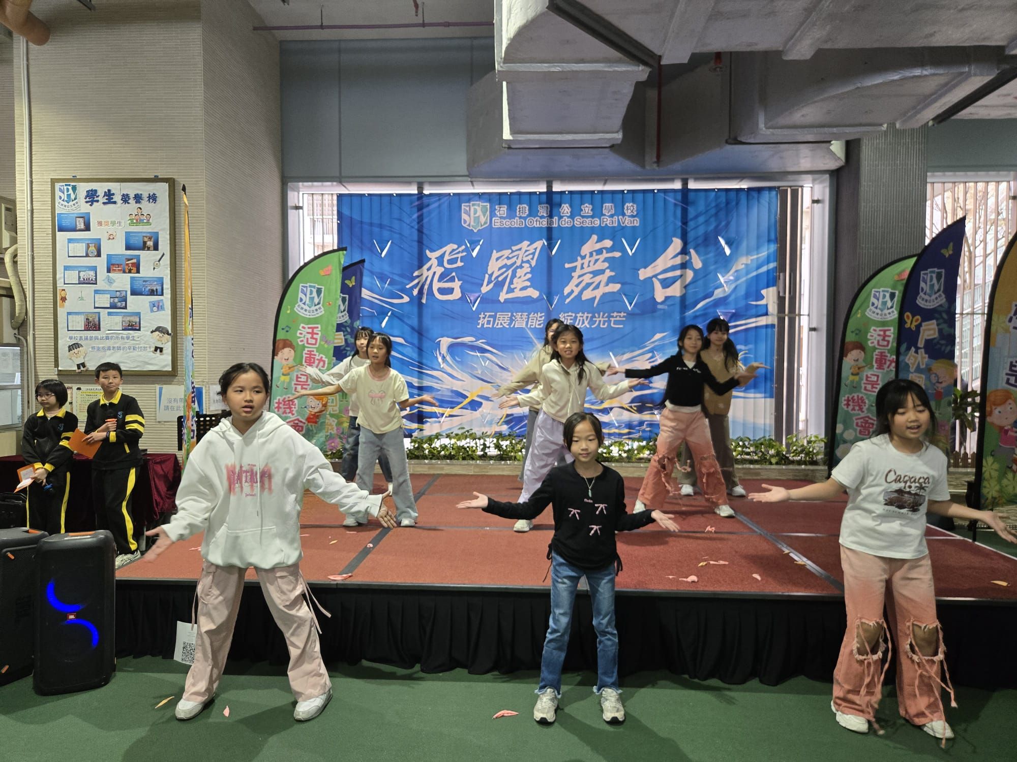 圖二:校園定期設立公共舞台,讓不同學生展現所長.jpg