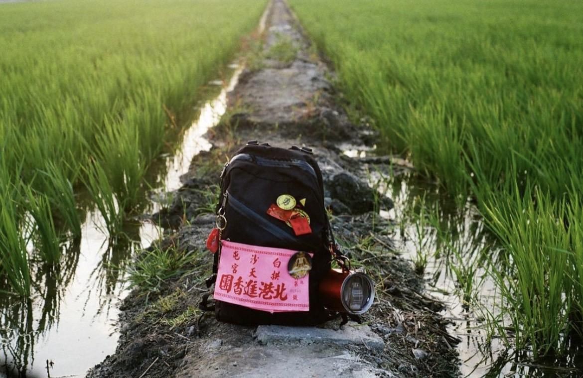 帶著白沙屯媽祖進香團的旗幟，走在台灣的土地上。閃妮提供