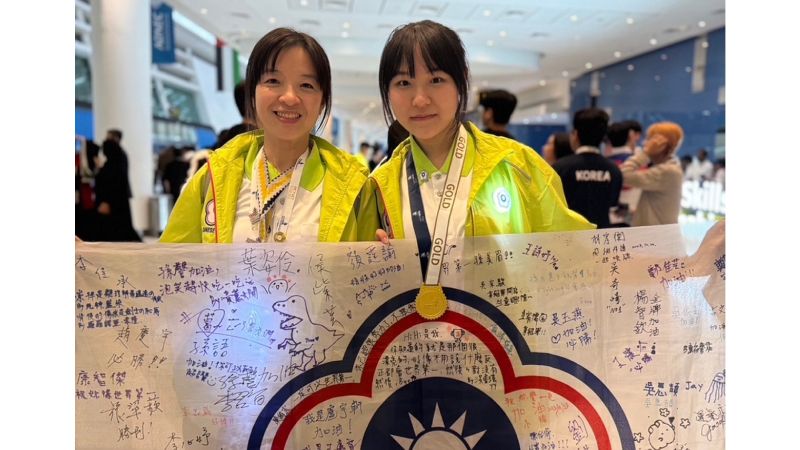 葉怡君老師（左）適度拿捏嚴格與鼓勵來培訓金牌國手。圖為指導國手參加2023年阿布達比亞洲技能競賽服裝創作職類榮獲金牌。