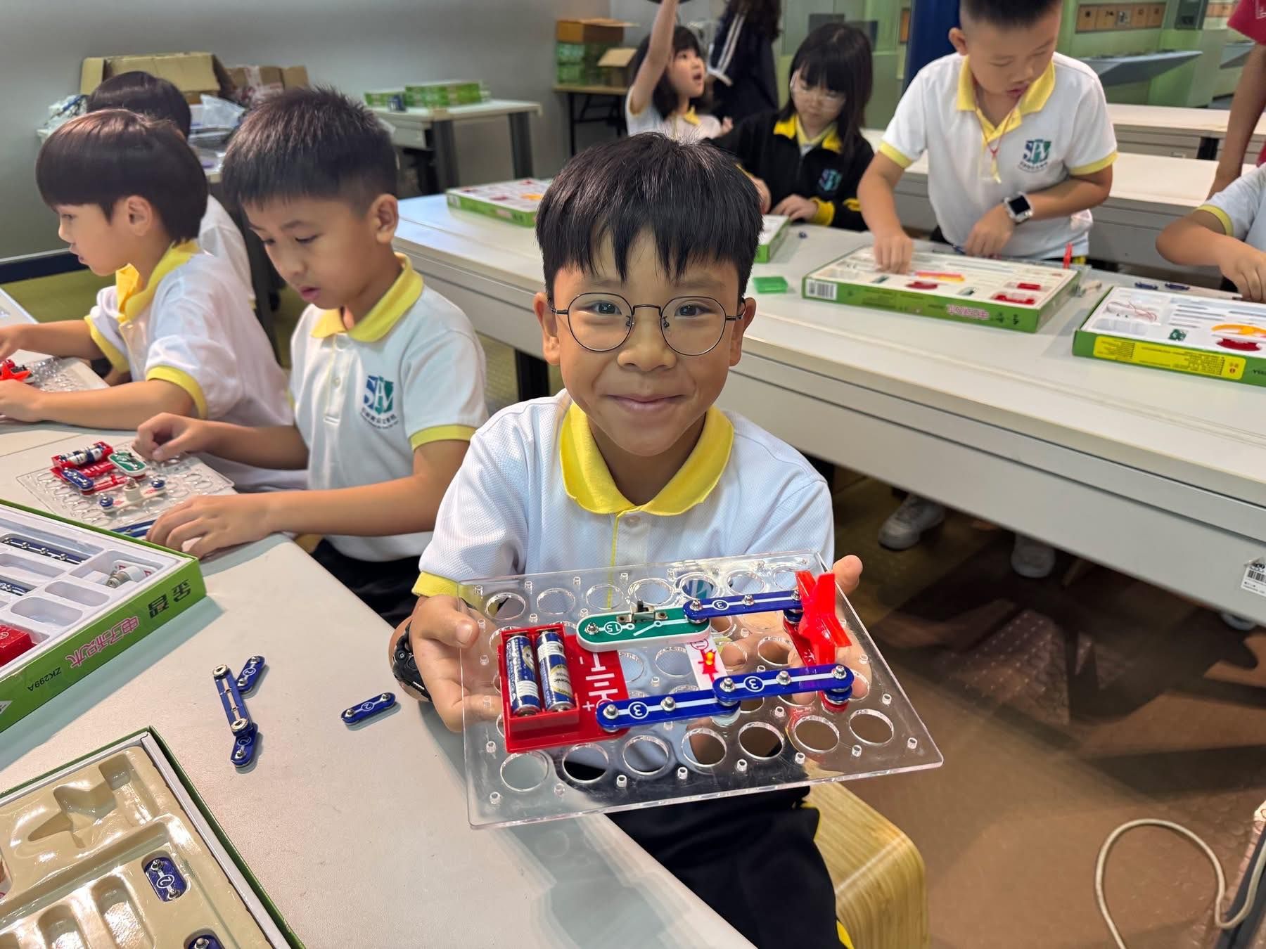 圖四：學生從實作中體驗電學知識.jpg