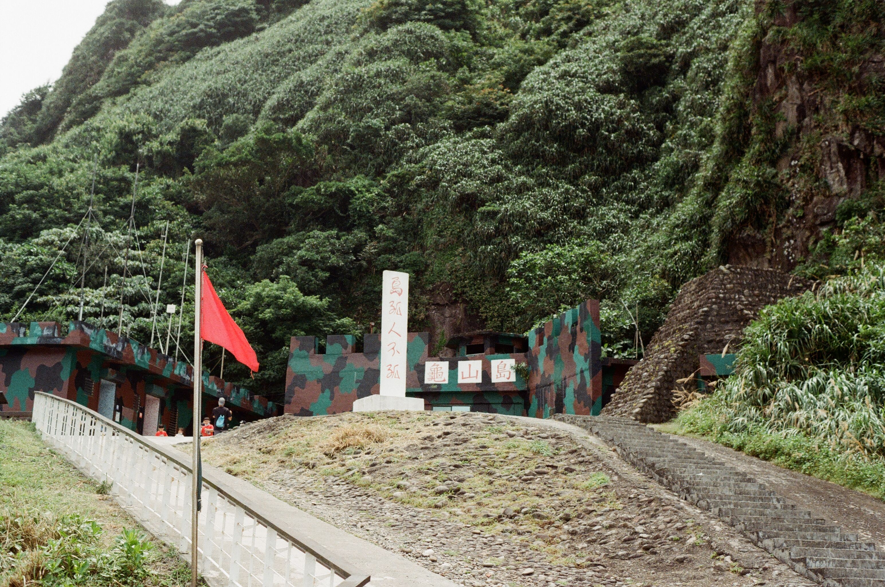 曾經作為軍事管制區的龜山島，還是可以看見許多戰地遺跡。敏迪提供
