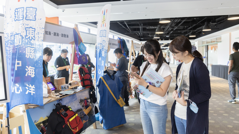 會場中的「臺東教育主題策展」吸引人潮,從面山教育、面海教育到創業社團,完整呈現臺東教育多元風貌。