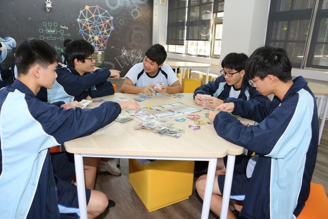 「密商大計」是新社高中111學年度全校最熱門多元選修課，透過桌遊，帶學生認識股票、期貨等金融概念。圖：親子天下提供