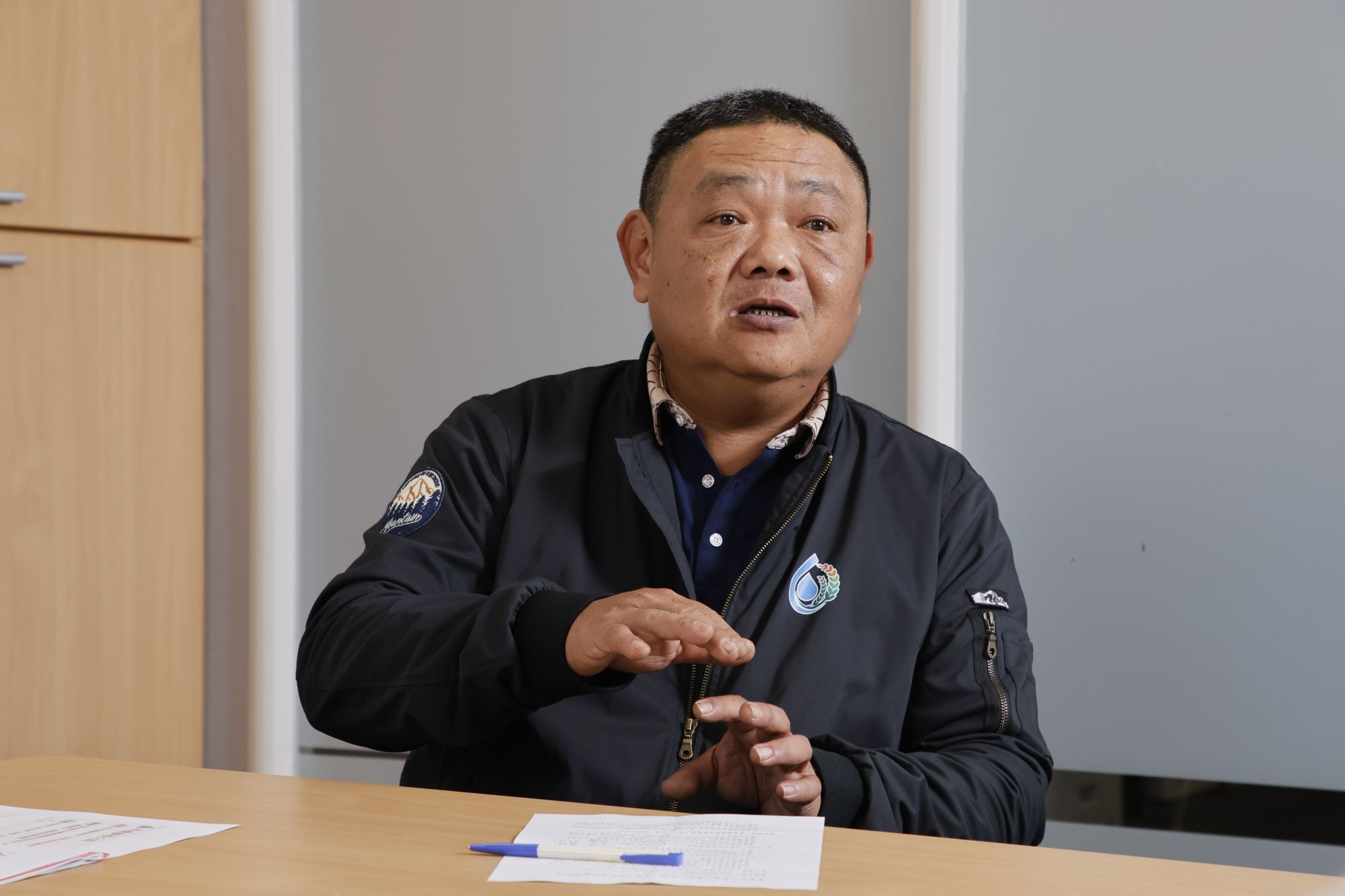 吳成富所組織的「桃青農合作社」集結了多個農戶，提供水稻、甘薯、雜糧、花卉、蔬菜、果樹等多樣化的產業鏈實習機會 。