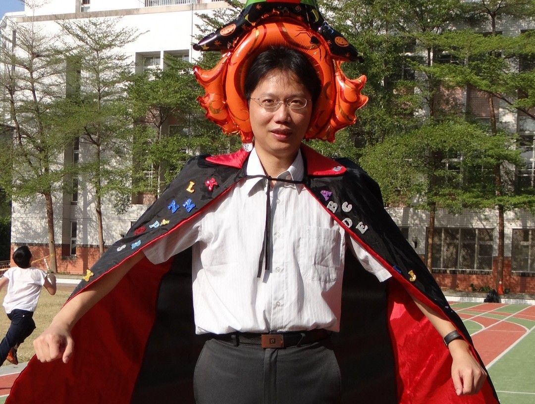 身穿哈利波特披風的王全興校長,玩心和小朋友一樣重。