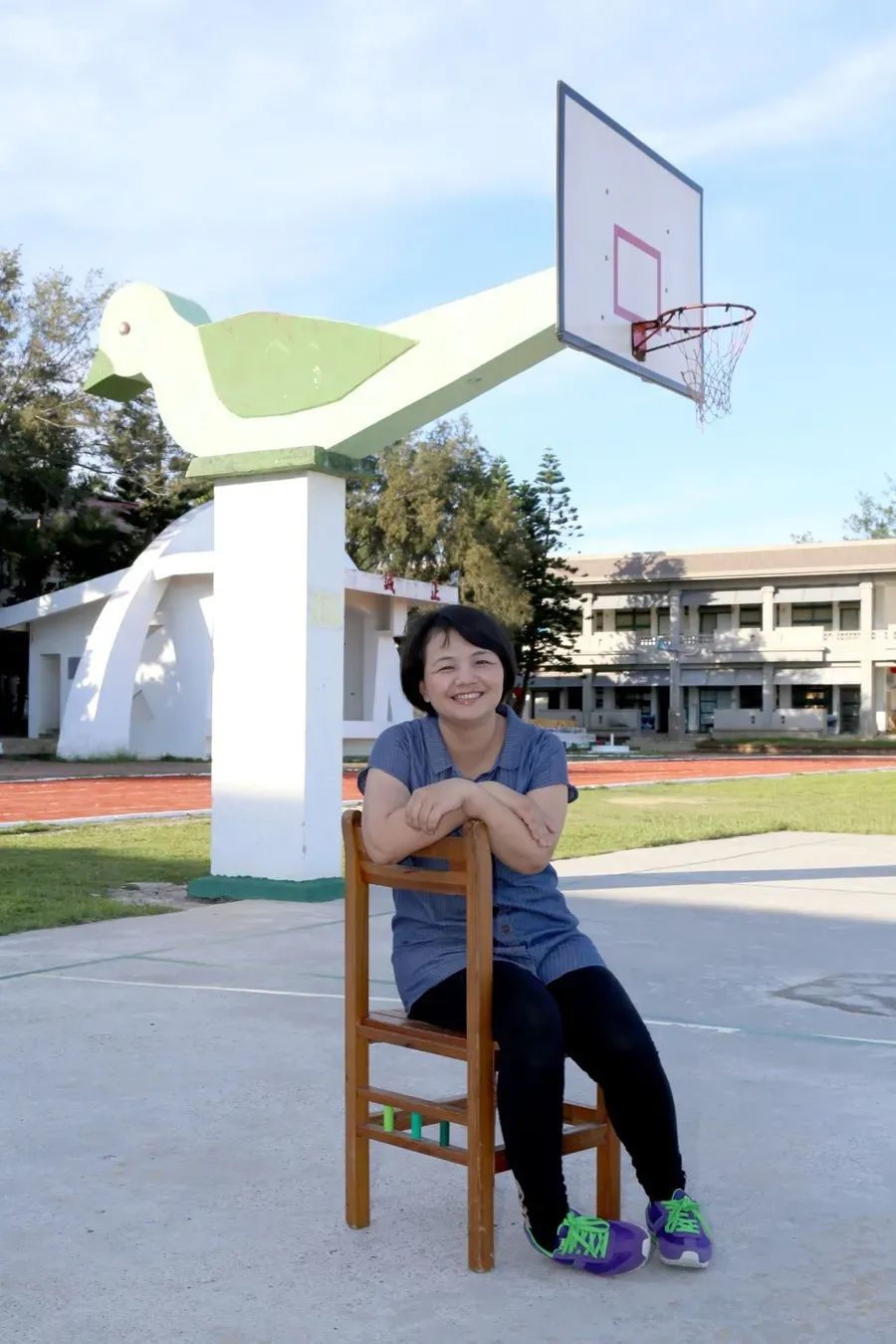 七美國中有座鳥型的籃球架，已經豎立超過30年，幾年前因為操場的改建，本來要拆除，在吳憶如的堅持而留存下來。圖片來源：張大魯提供
