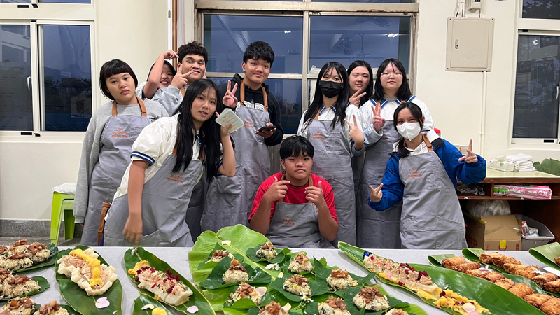 長濱國中發展食材料理與民宿經營課程，還邀來餐飲業師傅教學。
