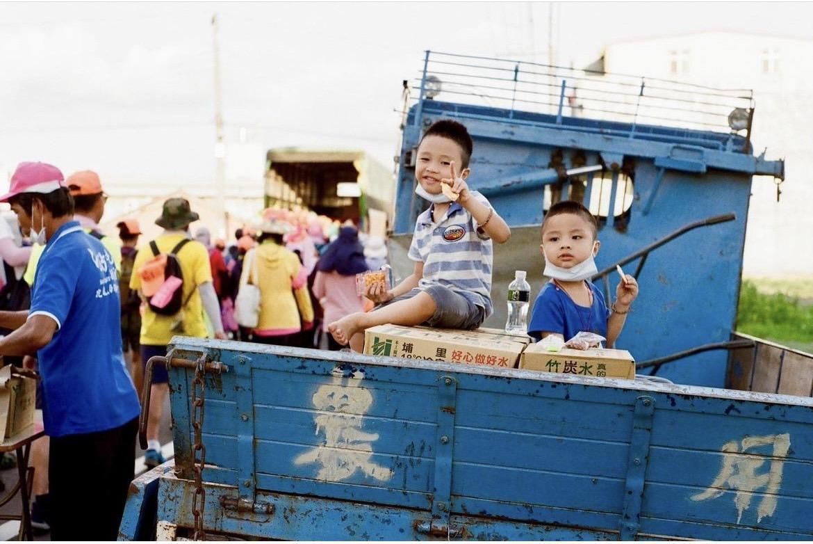 小朋友們也一同參與進香活動。閃妮提供