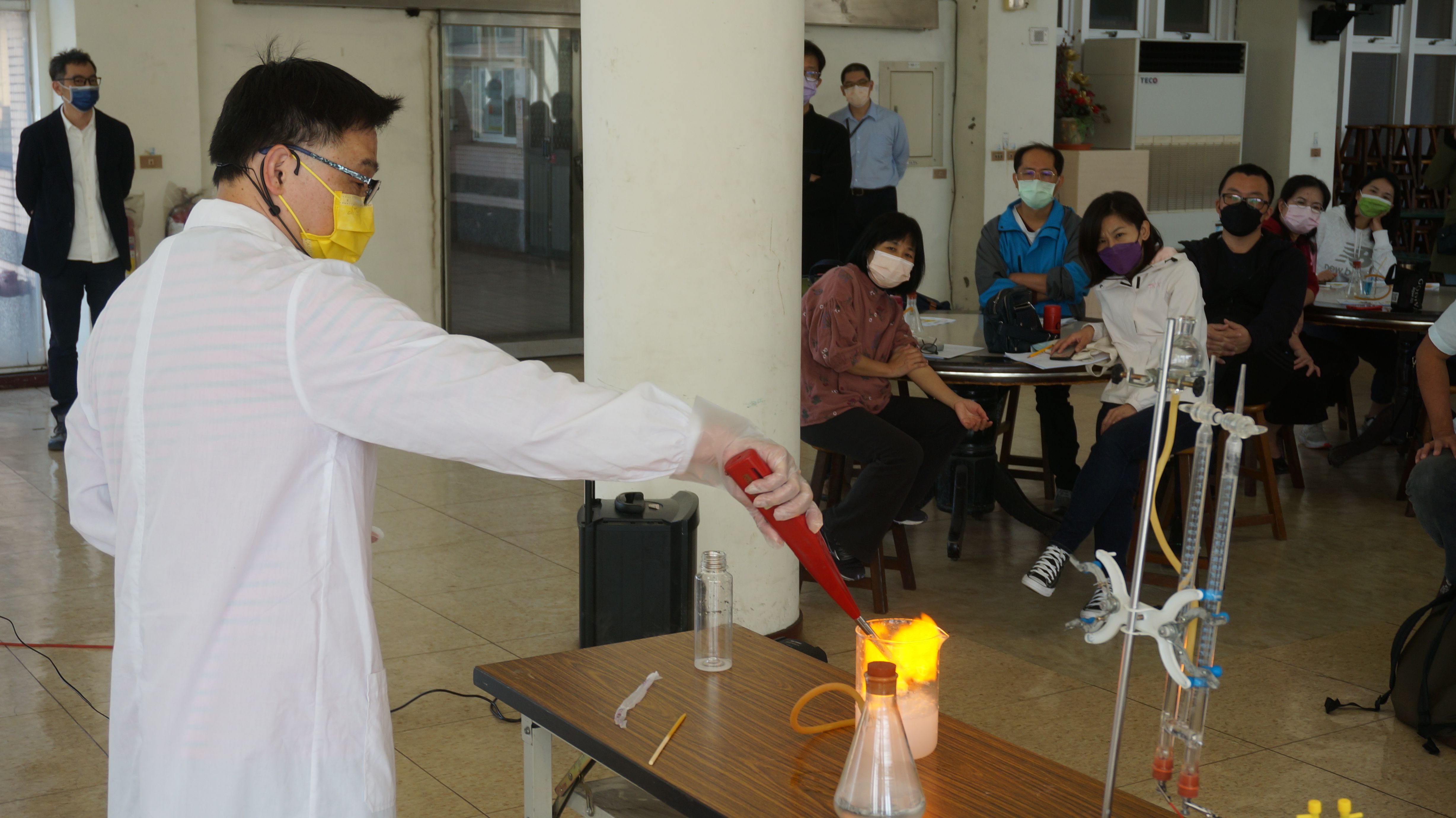 透過趣味互動實驗課程，帶領學員認識氫氣。
