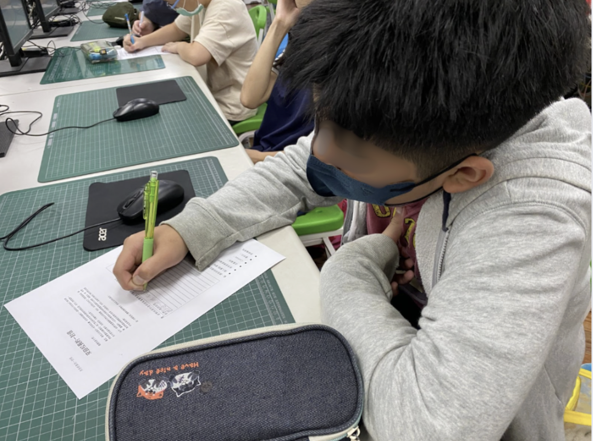 學生回覆信件的樣子