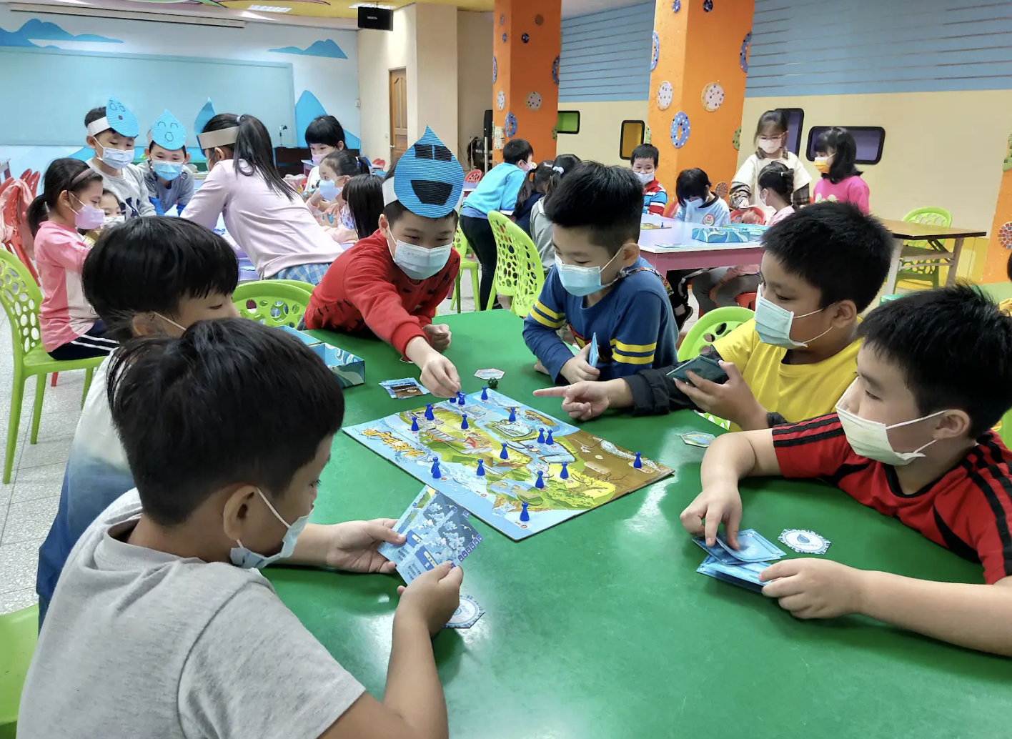 教別班同學玩水森活地圖桌遊