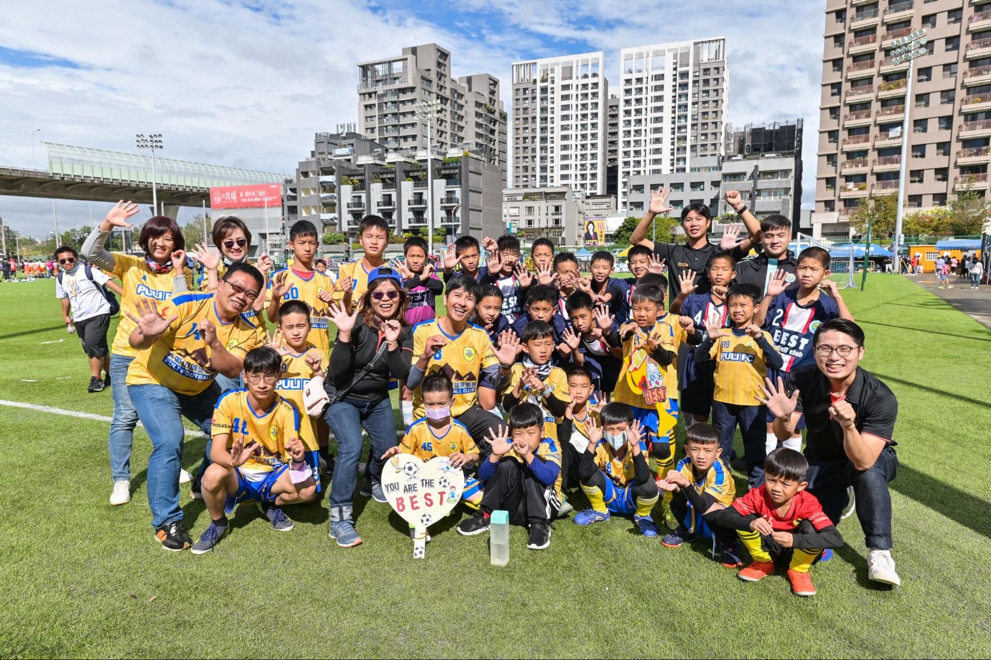 職業足球選手暨中華隊足球名將吳俊青下場與小選手、公益單位們同樂。曾荃鈺提供