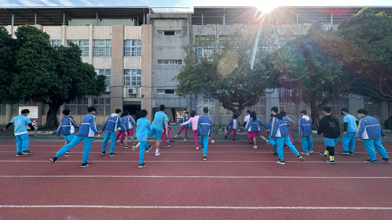 國中會考生在操場上