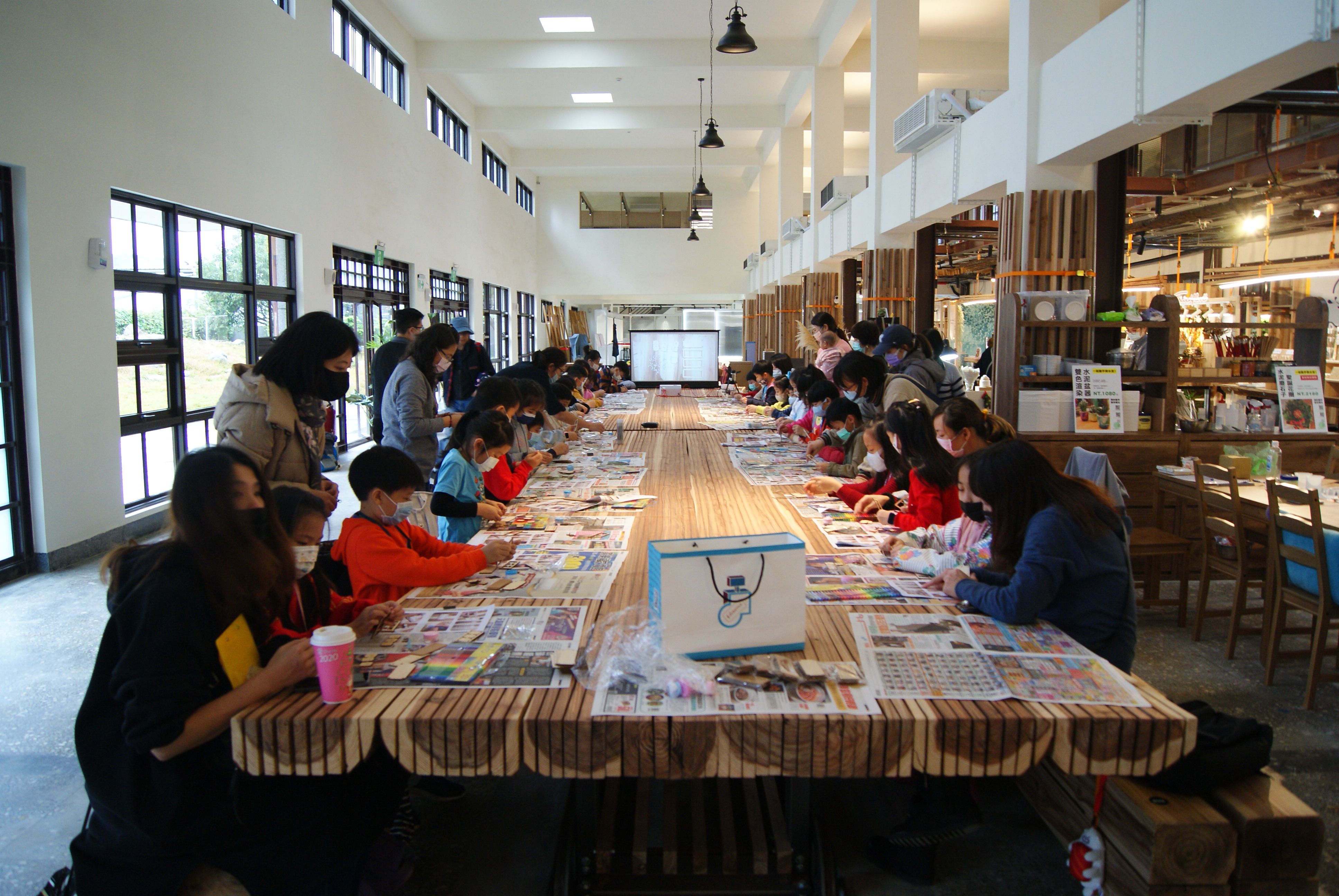 學生們在南港瓶蓋工場進行手作課程的校外教學。張道榮老師提供