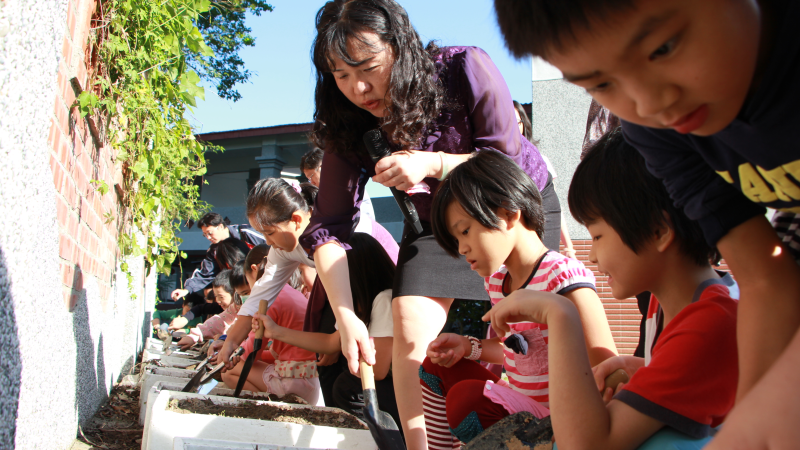 段淑琴教導小朋友種植的方式，認識食農教育。