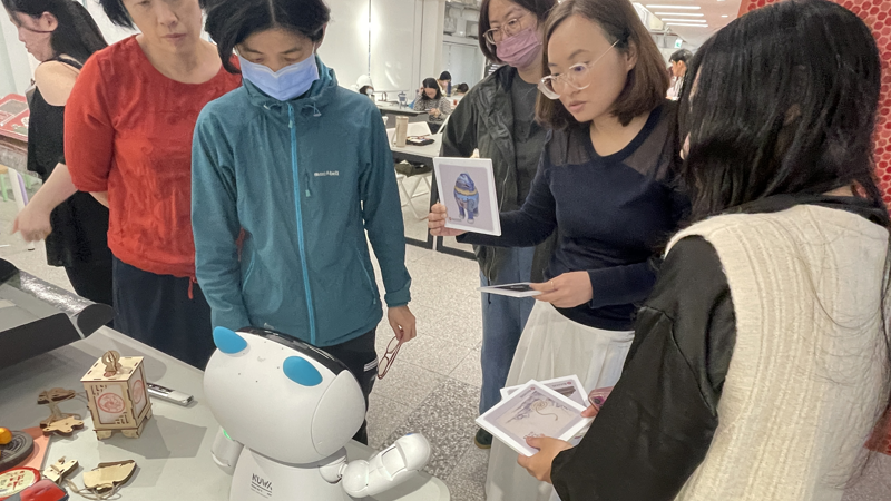 現場教師群與機器人相互教學出題詢問,人機互動熱烈。