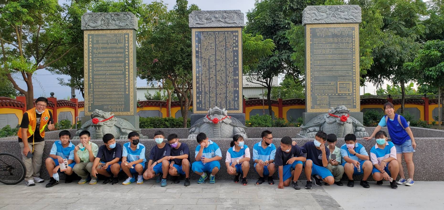 黃馨儀（右一）發展走讀課程參訪三山國王廟，背後是清朝客家移民的歷史。