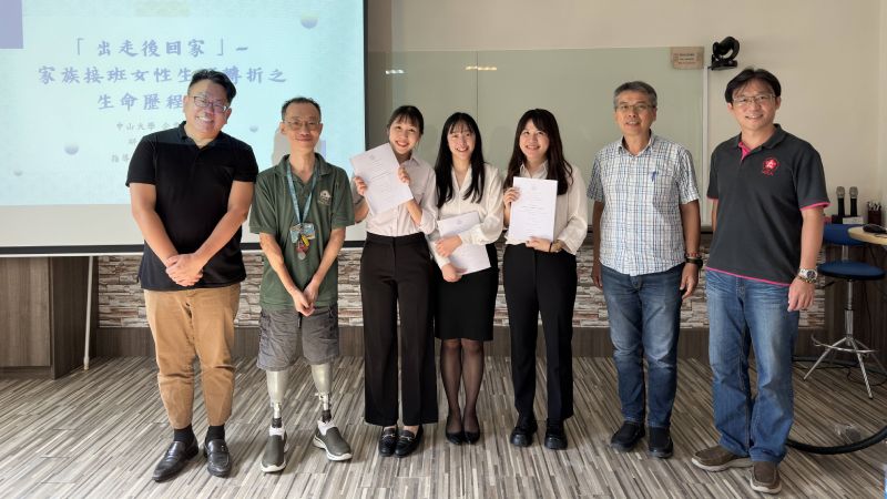 重返校園站上講台後,王致遠(左二)熱於指導學生,不論是課業或是人生方向。